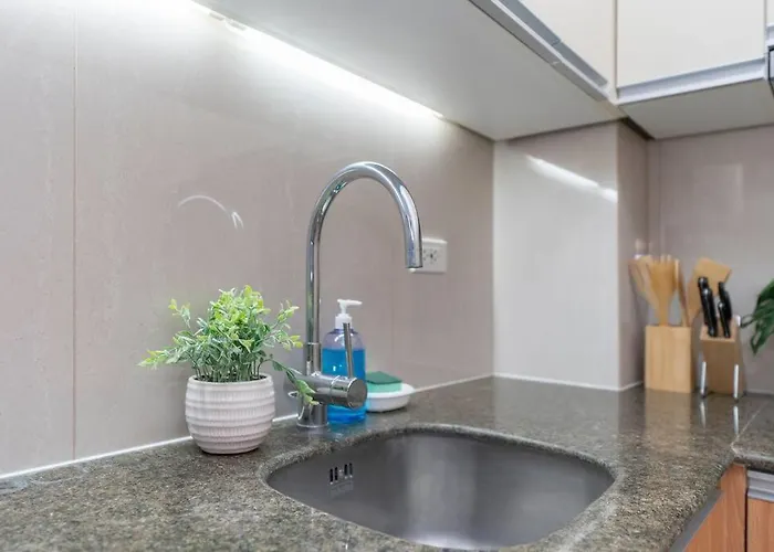 Omp 17j-t1, Seaview, Beach, Pool Access,near Airport, Fast Wi-fi, Netflix